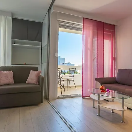 Lejlighed Spacious Apartment -10 Min Walk To Znjan Beach, Split *