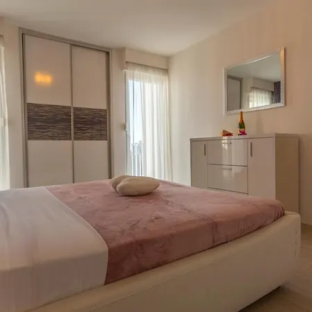 Spacious Apartment -10 Min Walk To Znjan Beach, Split Split