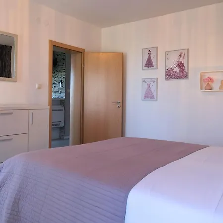 דירה Spacious Apartment -10 Min Walk To Znjan Beach, Split *