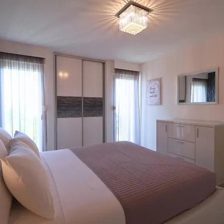Spacious Apartment -10 Min Walk To Znjan Beach, Split דירה *