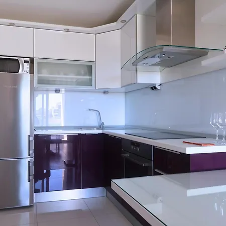 דירה Spacious Apartment -10 Min Walk To Znjan Beach, Split ספליט
