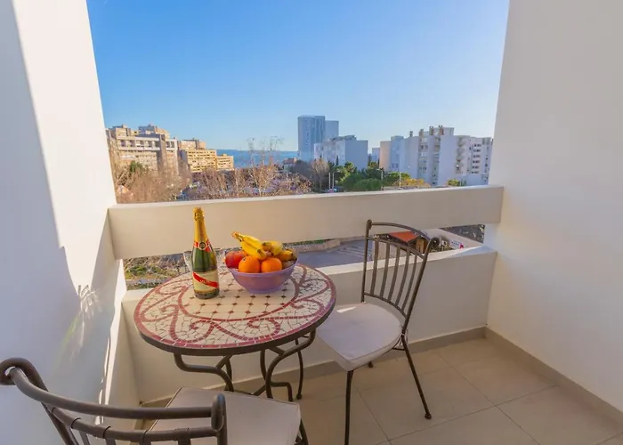 Lejlighed Spacious Apartment -10 Min Walk To Znjan Beach, Split *