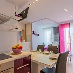 Spacious Apartment -10 Min Walk To Znjan Beach, Split شقة