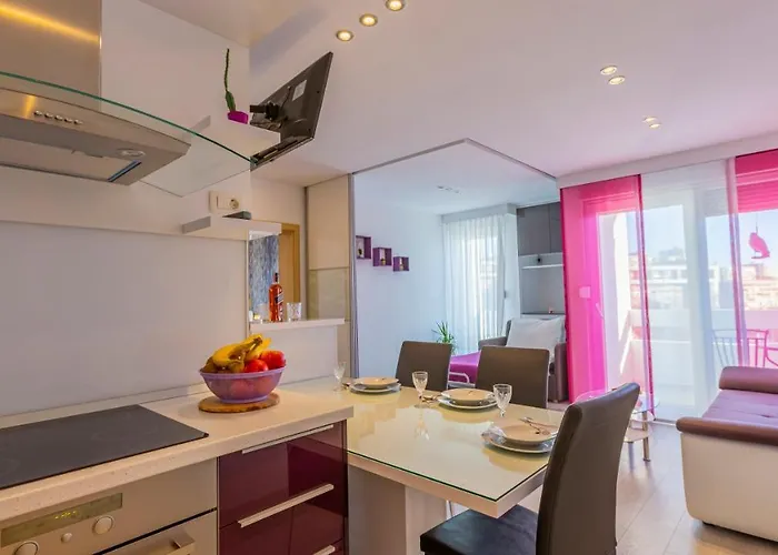 Spacious Apartment -10 Min Walk To Znjan Beach, Split Appartamento